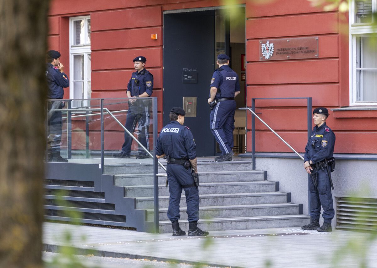 Rund um das Gerichtsgebäude waren zahlreiche Polizeibeamte postiert.⇒AFP