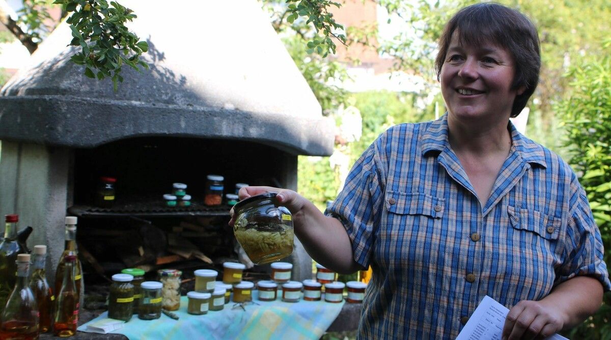 Sabine Christ stellt für sich Tinkturen, Marmeladen und Öle her.