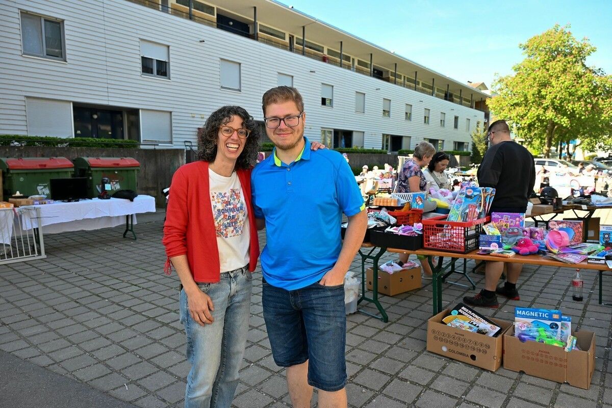 Sandra Wohlgenannt mit Bewohner Sven Wiedenbauer. Er hatte die Idee, einen Flohmarkt in der HG-Siedlung zu veranstalten.