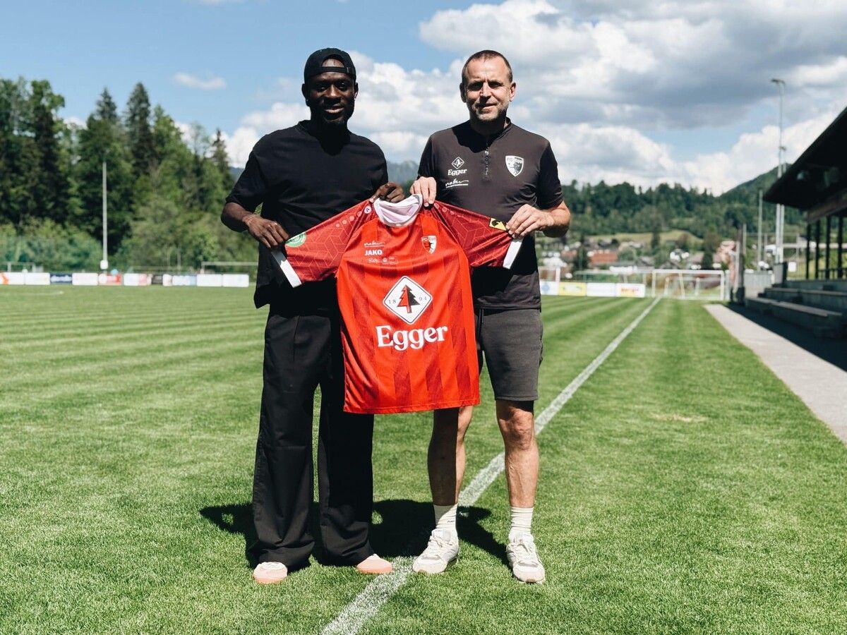 Sani Musah (l.) mit Egg-Sportchef Lukas Lang wechselt von Hard in die Junkerau. ⇒Verein