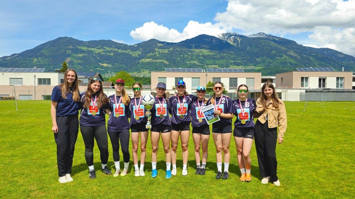 Sieger SMS Nüziders Mädchen: Barbara Bergmüller, Leen Hashoum, Sanya Hayward, Nea Grabher, Elea Paterno, Hannah Burtscher, Linda Bitsche, Lara Mathes, Viola Noventa und Irma Mock.