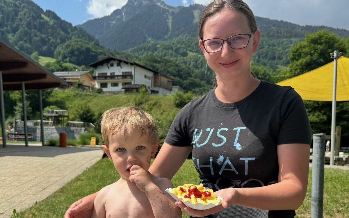Silke Bitschnau aus Tschagguns und ihr Sohn Raffael genießen ab und zu Pommes. ⇒DOS