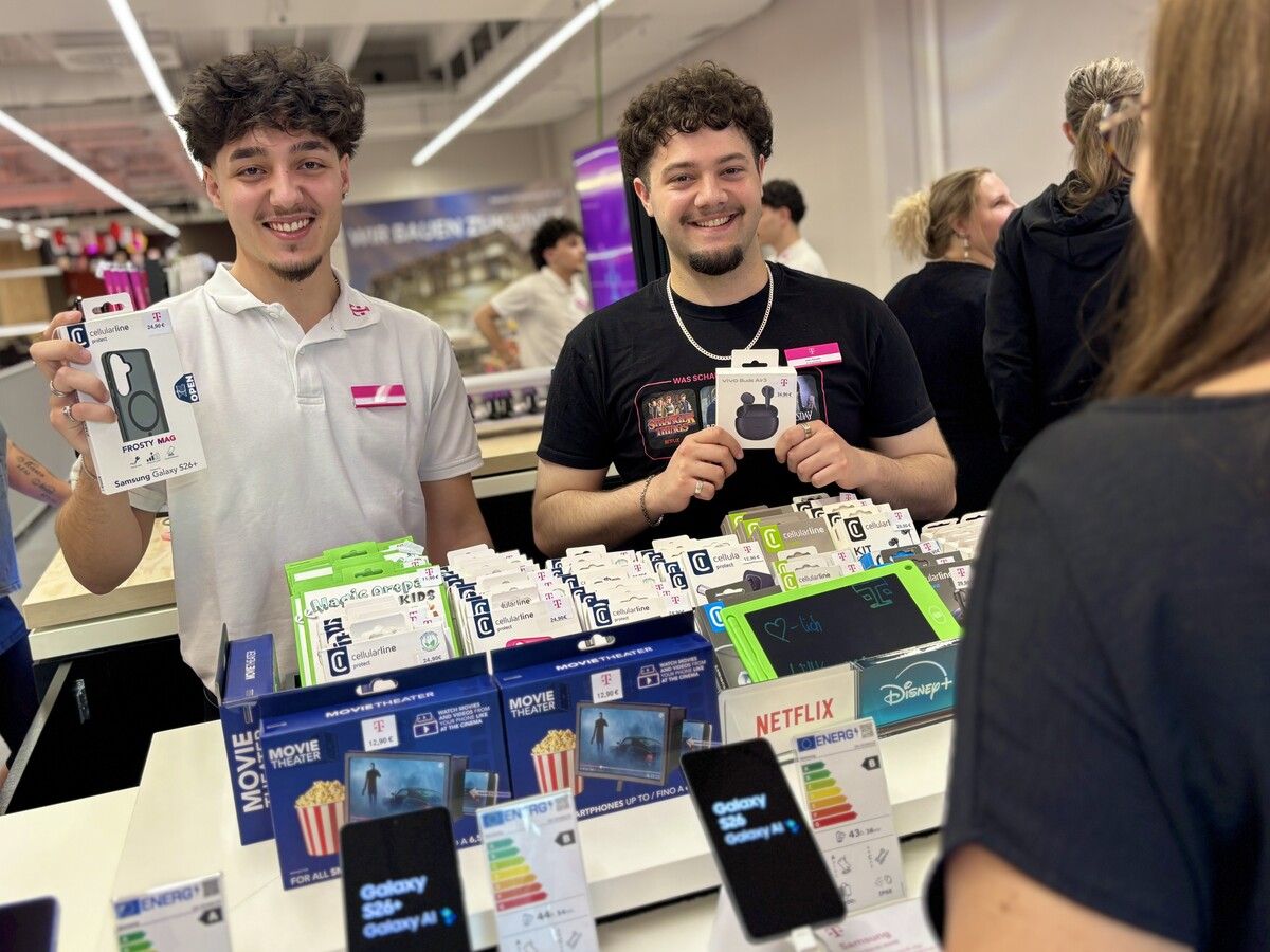 Simone (l.) und Kerem berichten über ihren Weg zur Lehre bei Magenta und ihren Arbeitsalltag im Telekommunikationshandel.⇒LiV/Curin