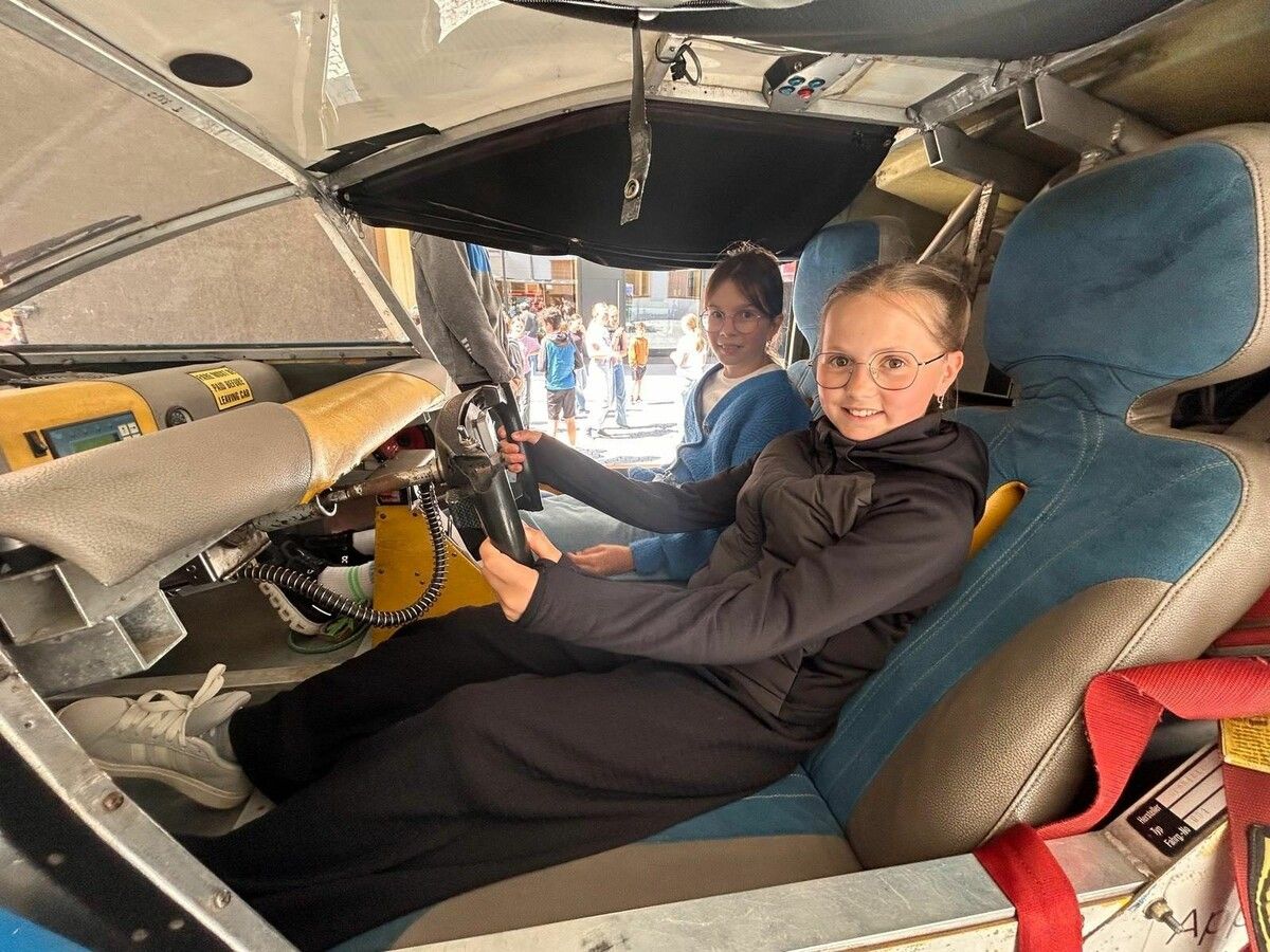 Spannendes Probesitzen im Solartaxi. ⇒me (2)