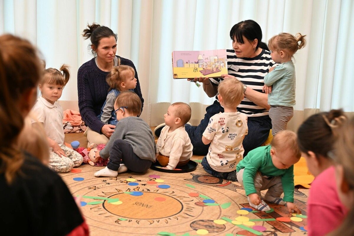 Spielerisch sammelten die Kinder erste Erfahrungen mit Geschichten, Sprache und Reimen.⇒LCF (3)