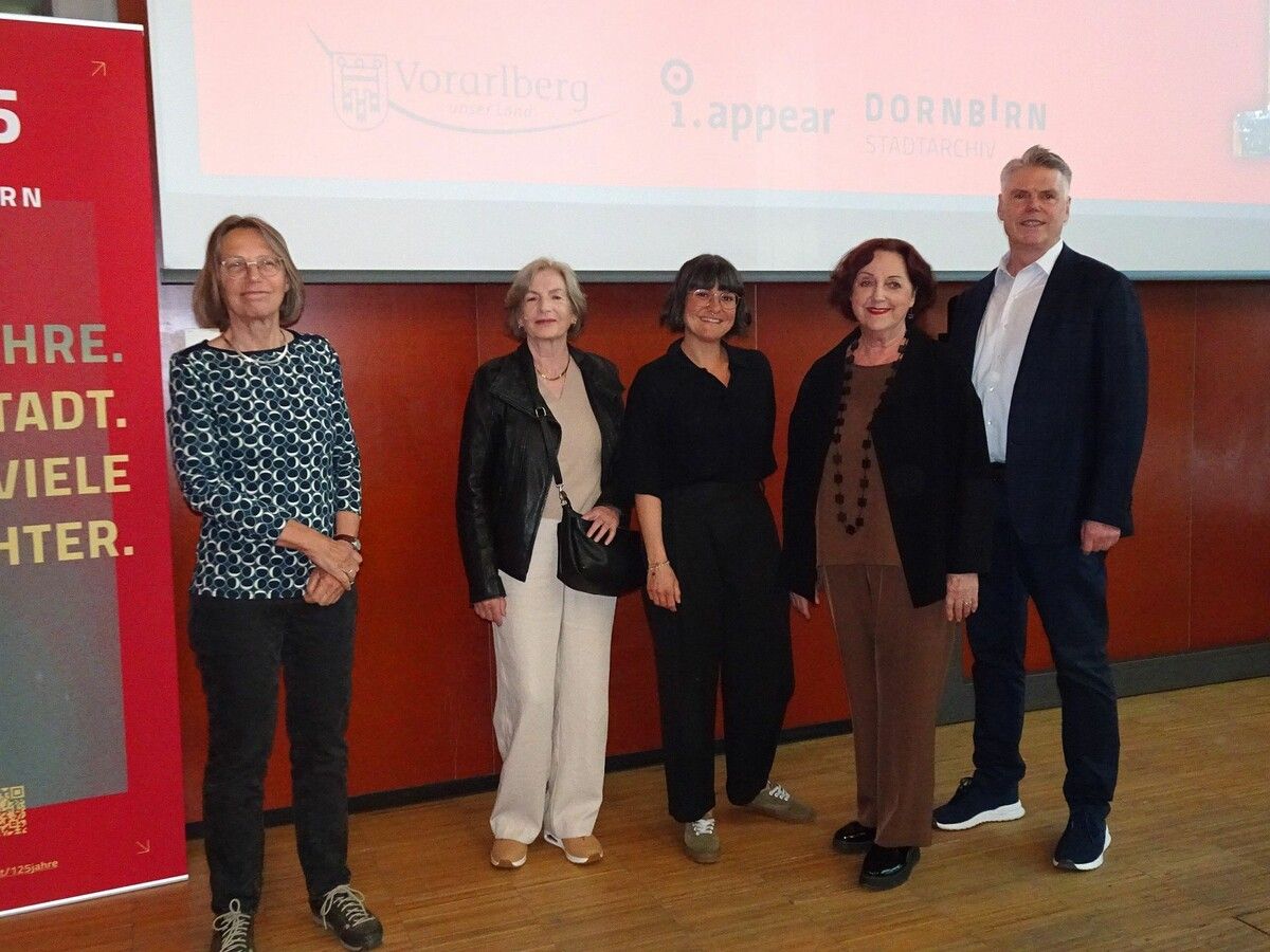 Stadträtin Julian Alton, Lisa Althaus, Marilena Tumler, Roswitha Fessler und Werner Matt begrüßten zahlreiche Interessierte bei der Präsentation der neuen App „Frauenspuren“.⇒Carmen Thurnher (3)