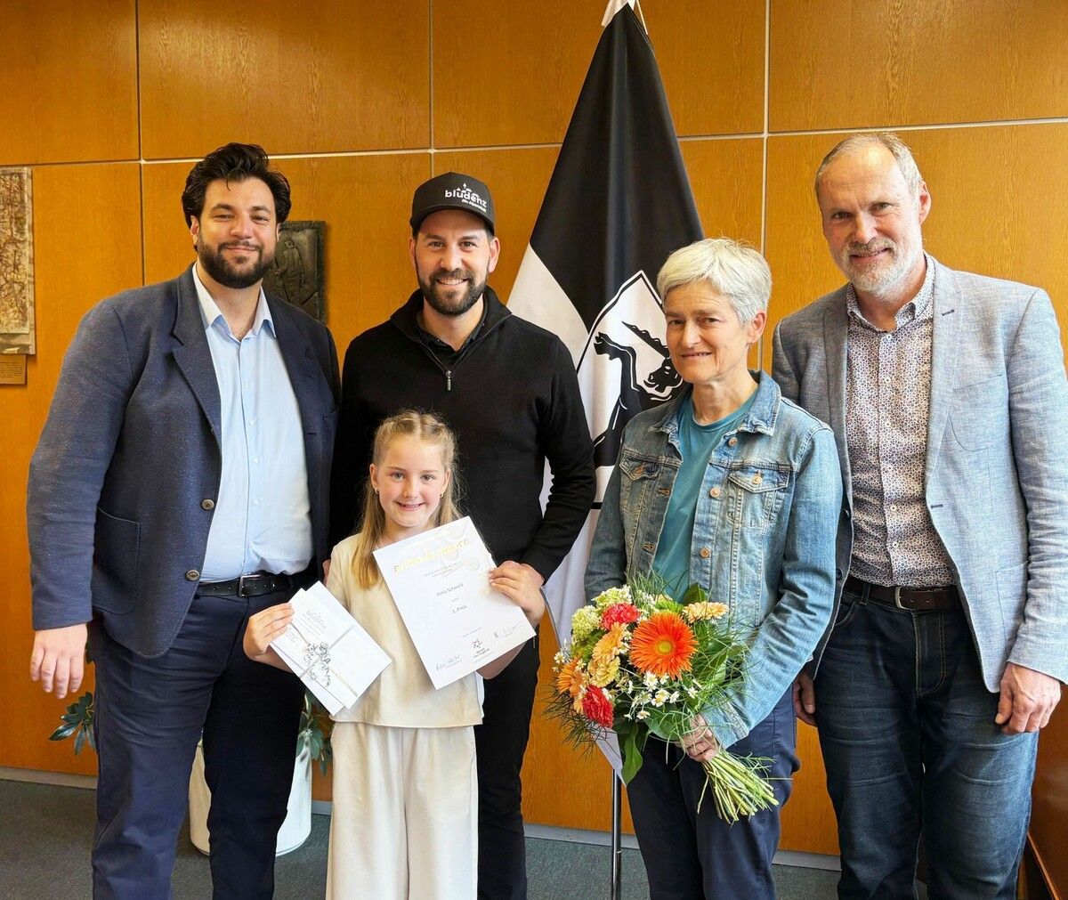 Stadtrat Cenk Dogan, Bürgermeister Simon Tschann, Alina Schwald, Musiklehrerin Gertrud Kaufmann-Greiner und Direktor Thomas Greiner.
