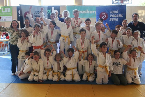 Starker Saisonstart: Nachwuchsjudoka sichern sich zahlreiche Medaillen und führen die Tabelle im Schülercup an.⇒ Judo Club Montafon