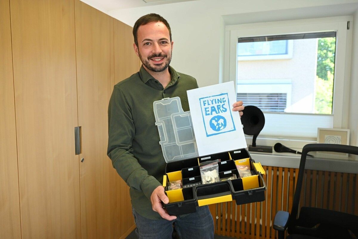 Stefan Mathis, Leiter der Hörtechnik am LZH, hat es sich zur Aufgabe gemacht, nicht mehr gebrauchte Hörgeräte zu überarbeiten und an jene Menschen weiterzugeben, die sich kein Hörgerät leisten können. ⇒bvs (2), Mathis