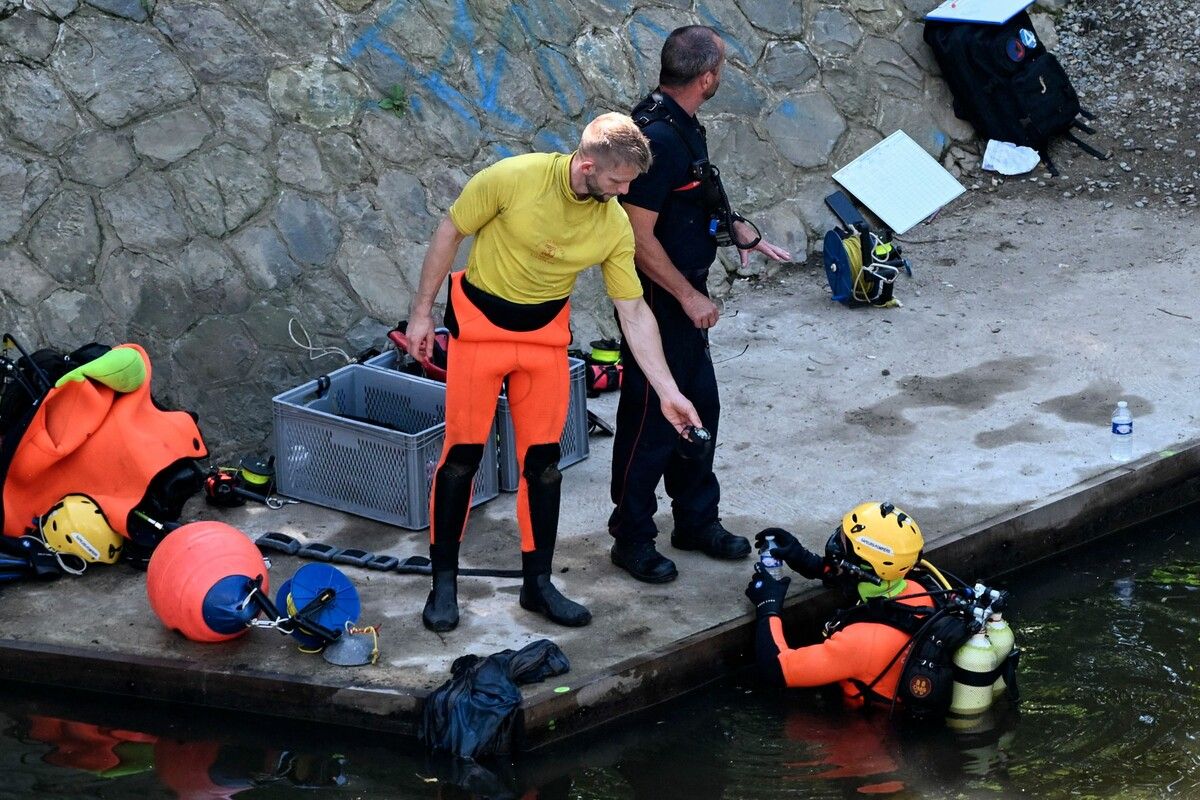 Taucher suchen in der Vilaine nahe dem Fundort der Leiche nach Beweisen.⇒afp