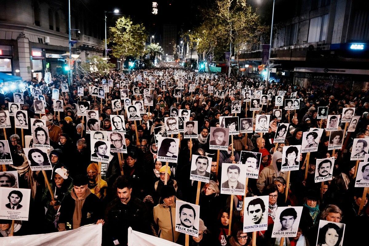 Teilnehmer des „Marcha del Silencio“ (Marsch der Stille) in Montevideo tragen Porträts von Menschen, die während der letzten Diktatur in Uruguay verschwunden sind. AFP (4); dpa