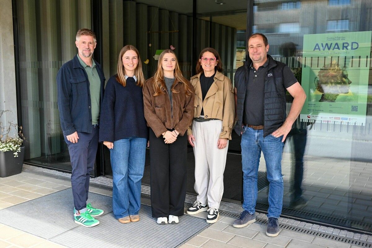 Thomas Konrad, Kulturreferent Bregenzerwald, Nina Heidegger und Annabell Omann-Flax (FH-Studentinnen), Juliana Krump vom Kulturbüro Bregenzerwald und Johannes Metzler vom Sozialzentrum Egg freuen sich auf die Eröffnung. ⇒bvs