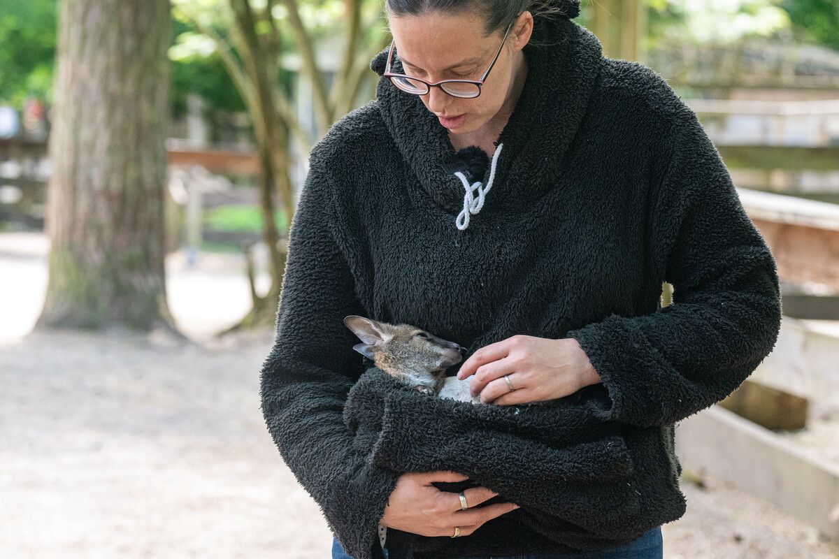 Tierpark-Chefin Nicole Hoffmeister mit ihrem kleinen Schützling. ⇒AFP