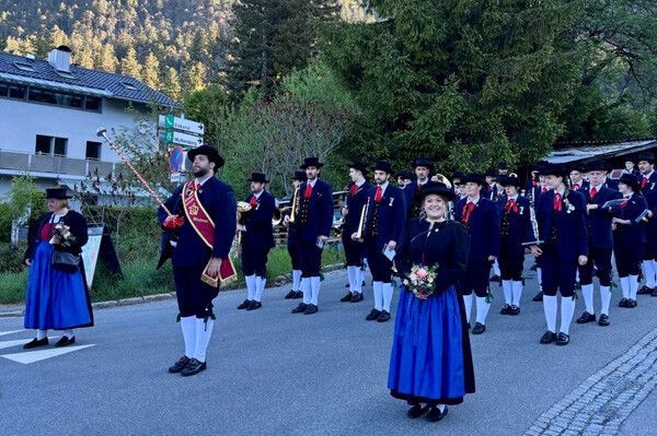 Traditioneller Weckruf: Mit Märschen und guter Stimmung zog die Stadtmusik Bludenz durch die Straßen. ⇒Stadtmusik Bludenz