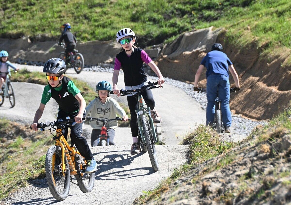 Trotz viel Verkehr keine Staus auf dem neuen Bikepark in Alberschwende.⇒MSO (3)