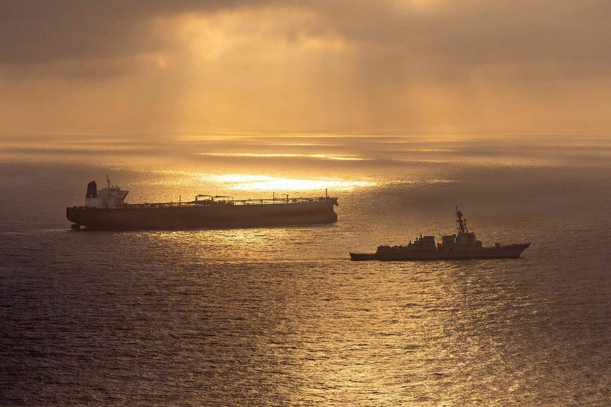 US-Zerstörer USS Rafael Peralta setzt eine Seeblockade gegen den iranischen Öltanker Herby durch, während dieser einen iranischen Hafen ansteuert.⇒us navy/afp