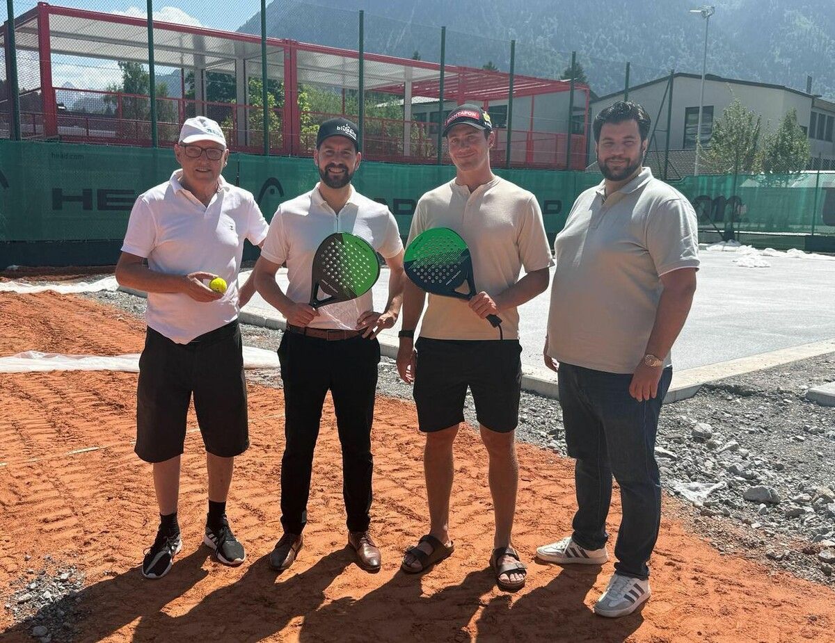 V.l.: Präsident des TC Bludenz Kurt Tschofen, Bürgermeister Simon Tschann, Snowboardcross-Olympiasieger Alessandro Hämmerle und Stadtrat Cenk Dogan. ⇒Stadt Bludenz