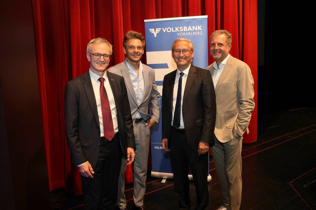 Volksbank-Vorstand Helmut Winkler, Referent Marc Gassert, Vorstandsvorsitzender Gerhard Hamel und Aufsichtsratsvorsitzender Herber Loos.⇒Arno Meusburger