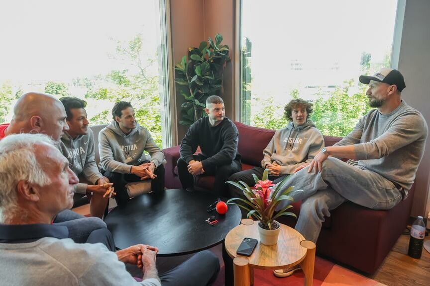 Vorarlbergs Teamspieler Ramon Schnetzer, Simeon Schwinger, Dominic Zwerger und Vinzenz Rohrer sowie Goalie-Coach Reinhard Divis vor der WM-Partie gegen Deutschland im Talk mit VN-Experten Conny Dorn und VN-Redakteur Markus Krautberger.⇒VN/steurer (3)