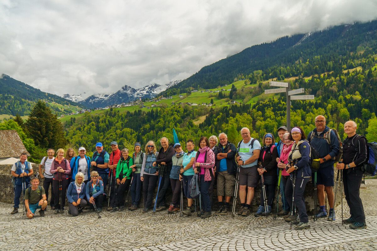 Wandergruppe von Vorarlberg 50Plus Höchst genießt abwechslungsreiche Tour zur Propstei St. Gerold. ⇒Vorarlberg 50Plus Höchst