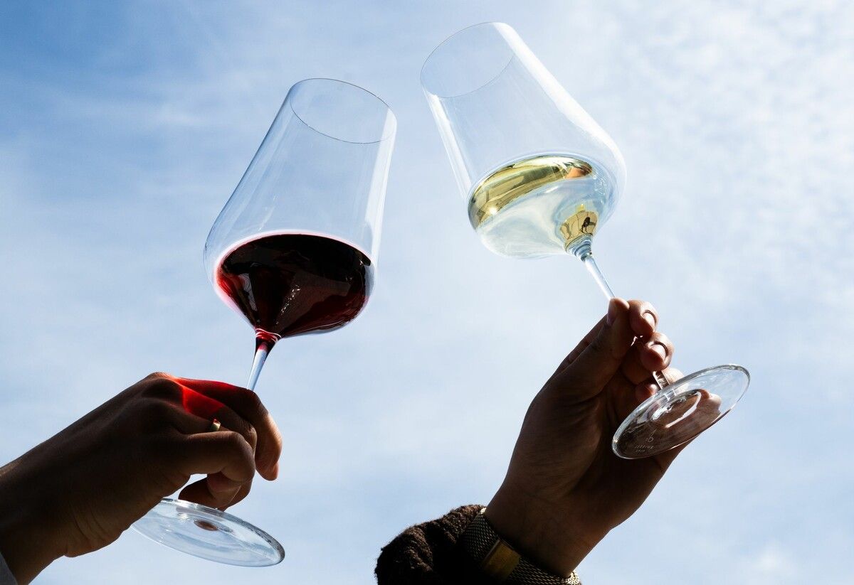 Weiß- und Rotwein im Trendvergleich.⇒apa