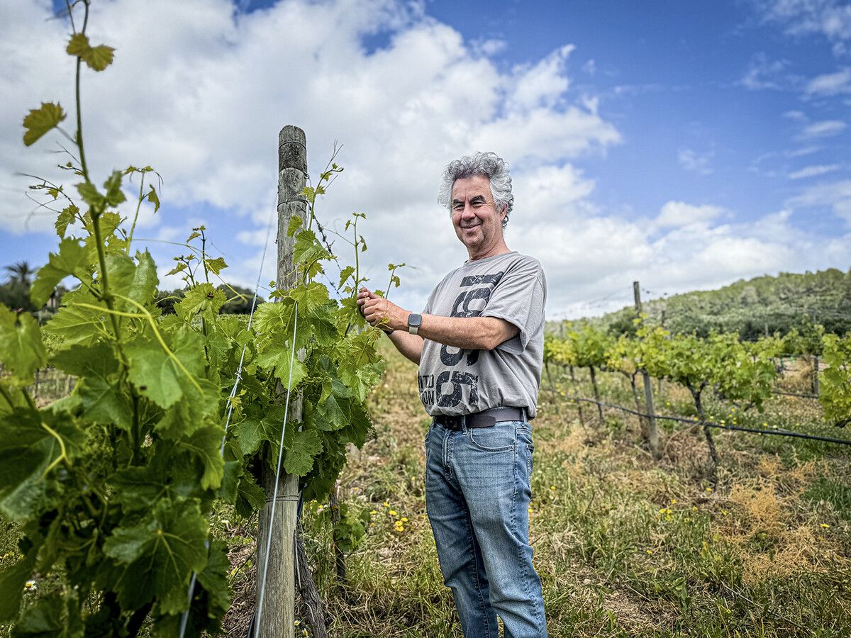 Winzer Carlos Feliu betreit den biodynamischen Anbau seiner Produkte aus Überzeugung.