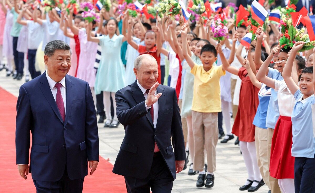 Xi Jinping begrüßte den Kremlchef mit militärischen Ehren und rotem Teppich. Kinder schwenkten russische und chinesische Fähnchen.⇒AFP