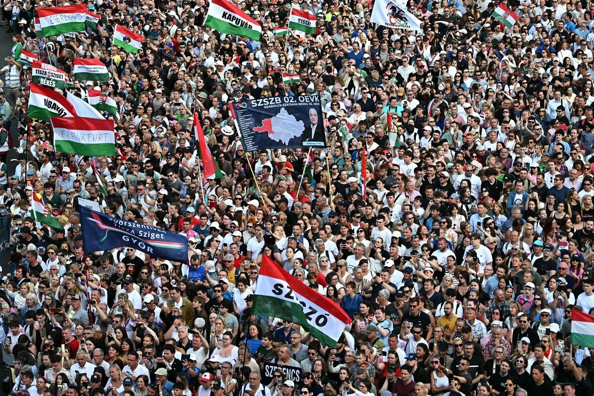 Zigtausende Menschen nahmen vor dem ungarischen Parlament in Budapest an der Vereidigungszeremonie des designierten ungarischen Ministerpräsidenten Peter Magyar teil. AFP (5)