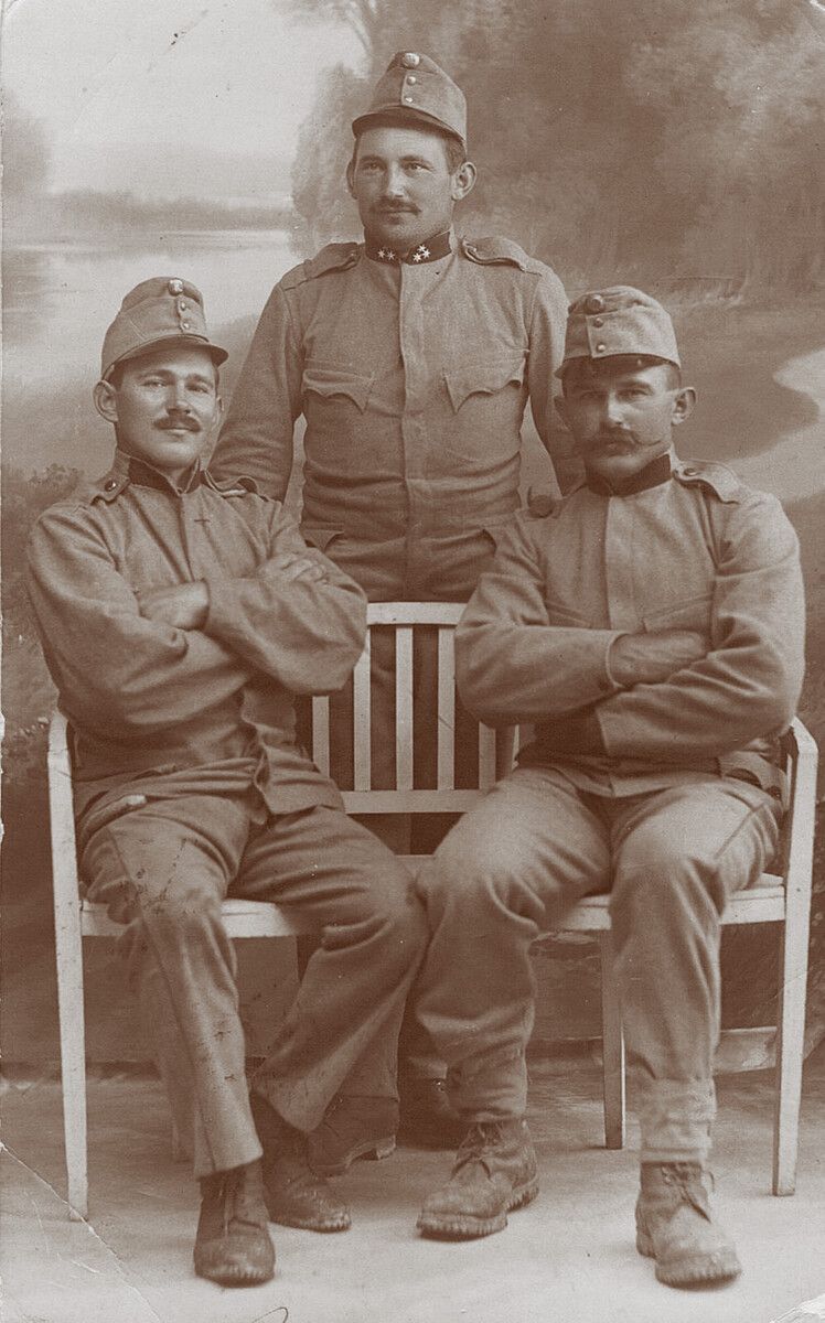 Zugsführer Josef Rupp (stehend) mit seinen Brüdern Adolf und Valentin zu Beginn des Ersten Weltkriegs im August 1914.