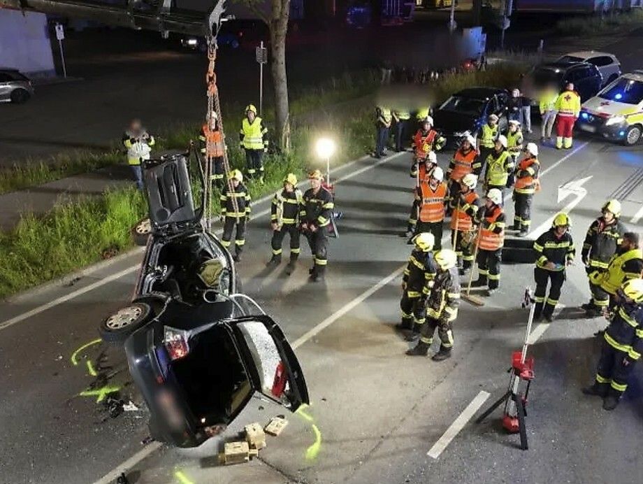 Zwei Personen nach Unfall in Pkw eingeschlossen. ⇒VOL.AT