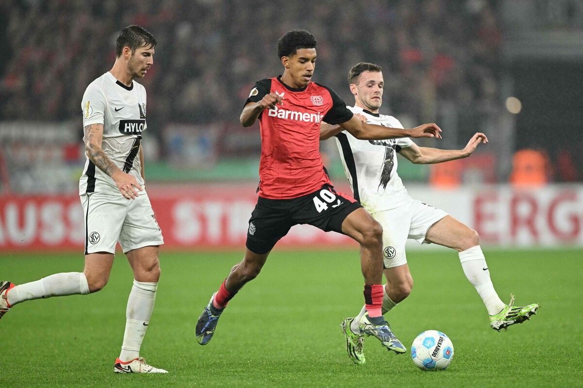Zweikampf zwischen Tom Zimmerschied (r.) und Francis Onyeka im DFB-Pokal-Spiel des SV Elversberg gegen Bayer 04 Leverkusen. ⇒APA