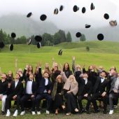 Zwei weiße Fahnen für die Wälder Schule