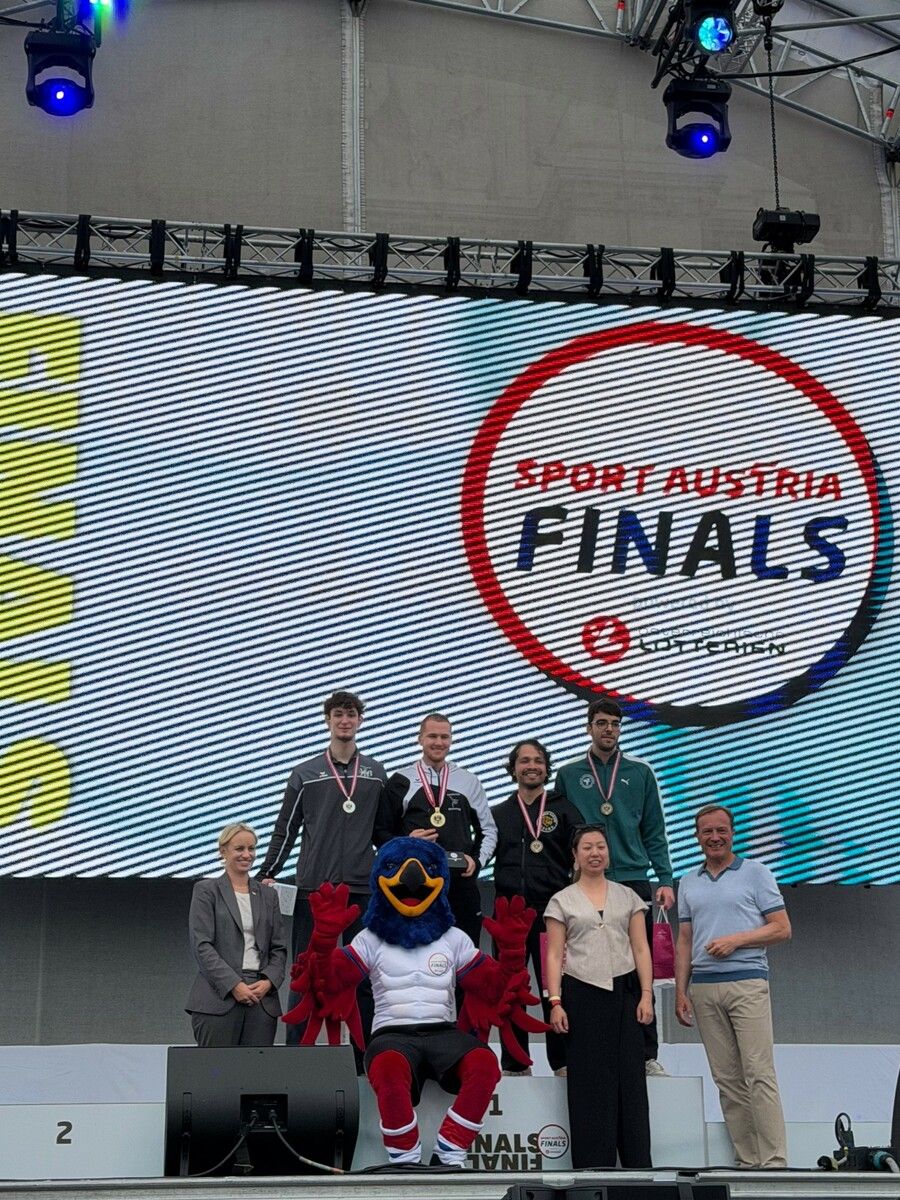 Adrian Nigsch jubelt über zweimal Gold bei den Karate-Staatsmeisterschaften in Wien. ⇒Karate Karateclub