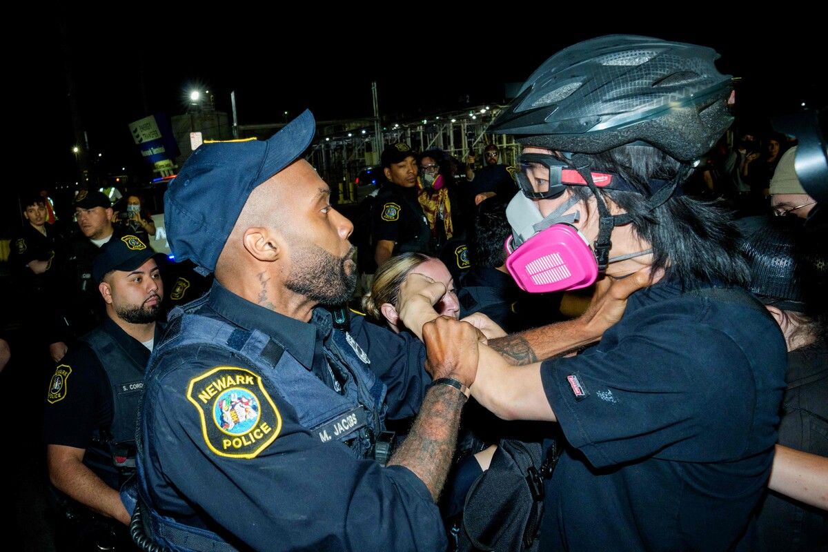 Aktuell häufige Szenen: Demonstranten und Polizei gerieten vor einem Abschiebezentrum in Newark aneinander.⇒AFP
