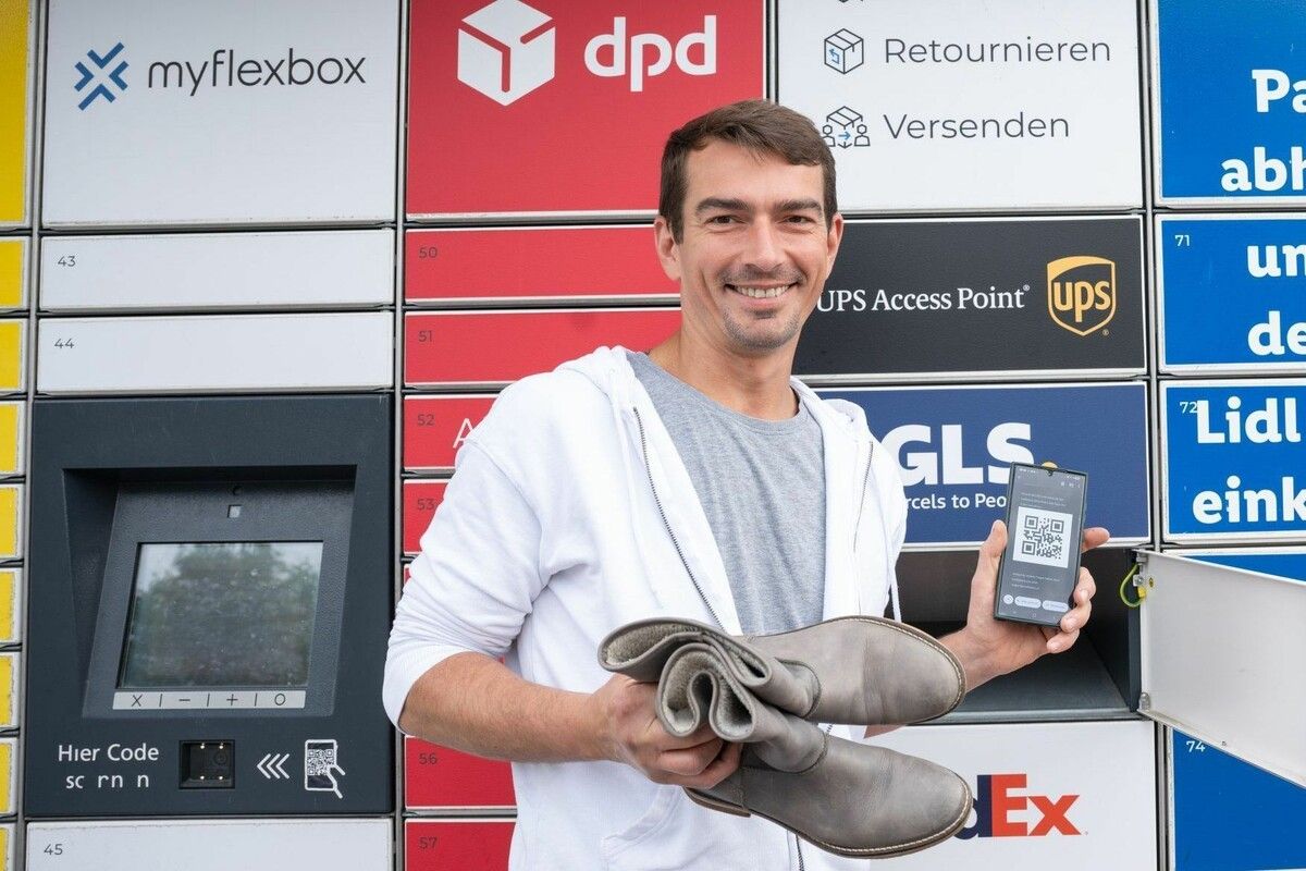 Alessandro Santella beim Abholen von Schuhen vor einer Myflexbox. ⇒Alexandra Serra