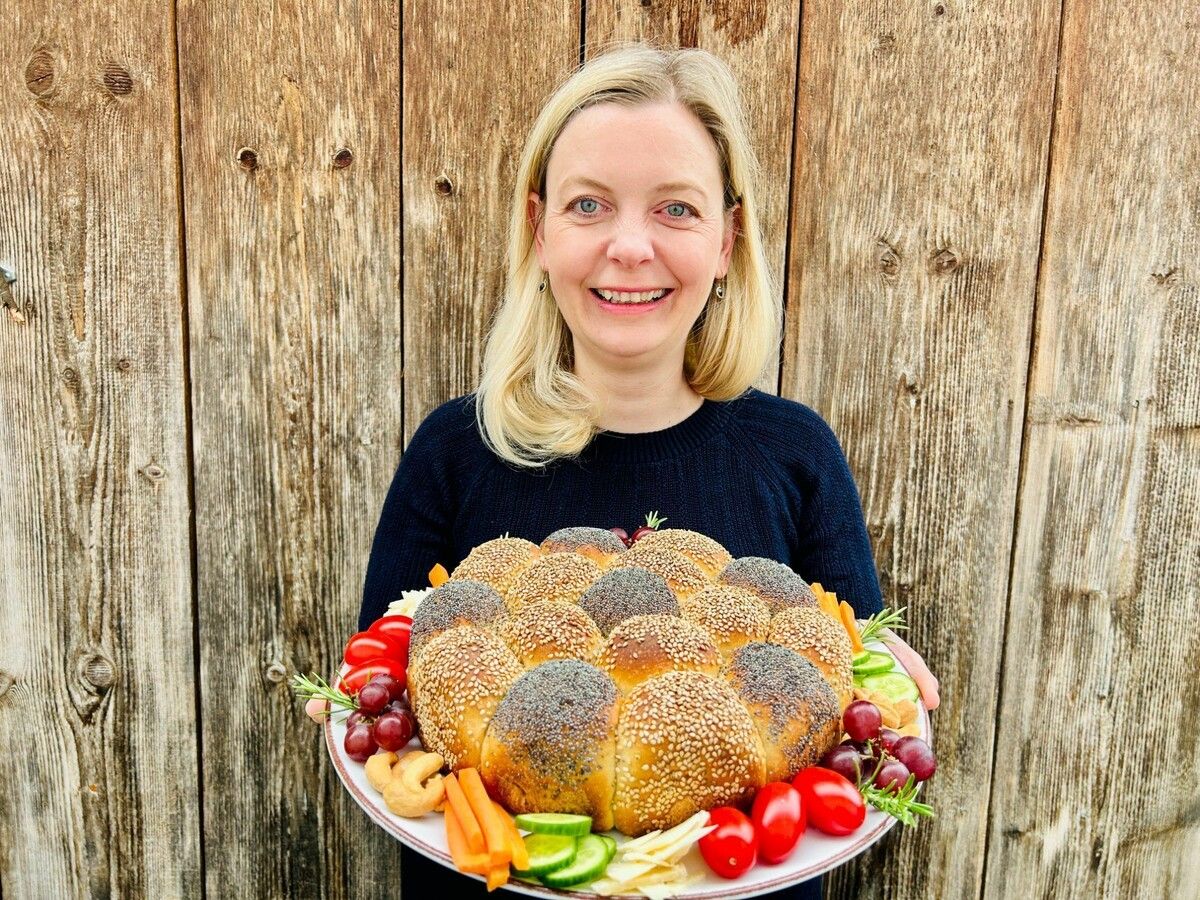 Alexandra von Backduft präsentiert ihre selbst gebackenen Fußball-Brötchen.⇒Afb