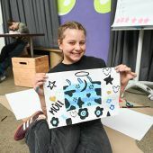 Schüler gestalten bunte Mülleimer gegen Littering