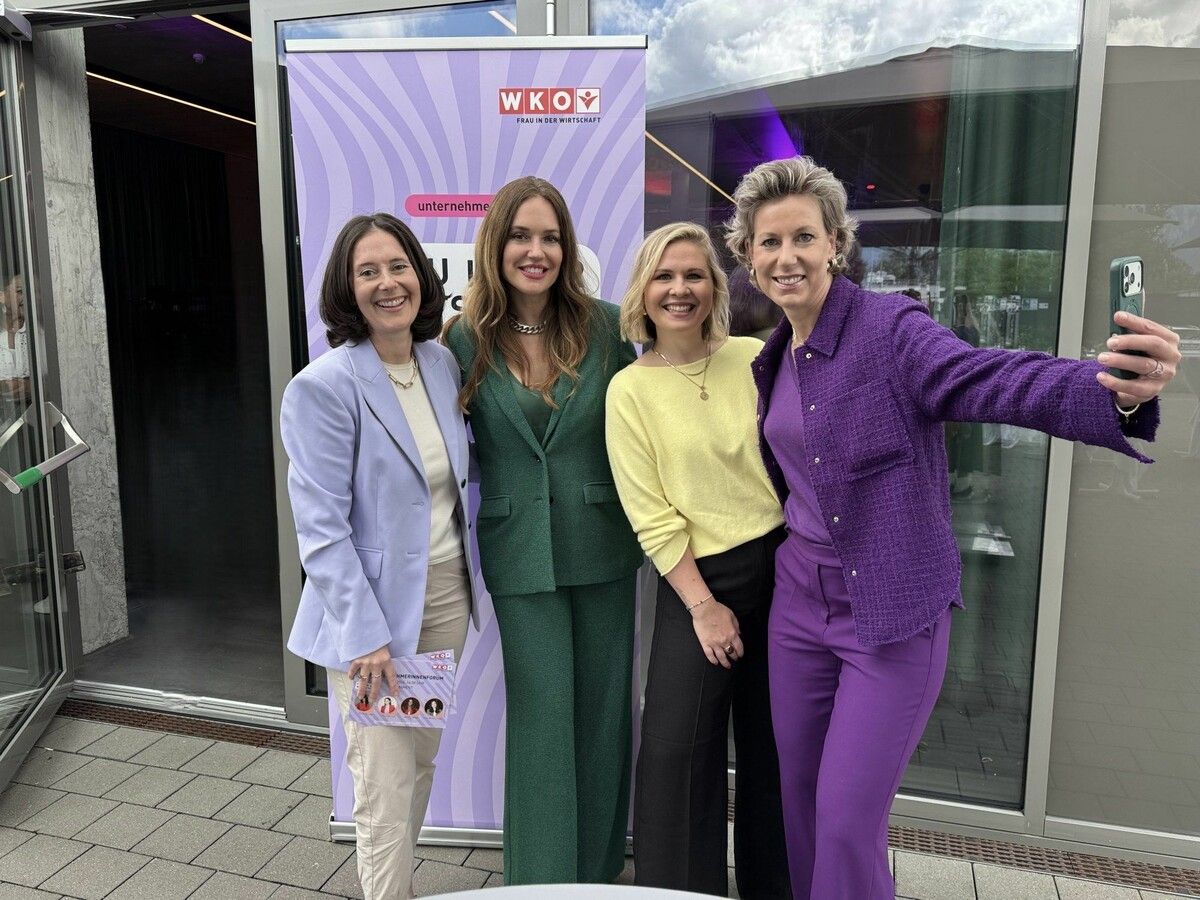 Andrea Längle, Speakerin Patrizia Laeri, Madeleine Wagner und die Vorsitzende Carina Pollhammer vom Frau-in-der-Wirtschaft-Team beim Unternehmerinnen-Forum in Rankweil.⇒Sigrid Juen