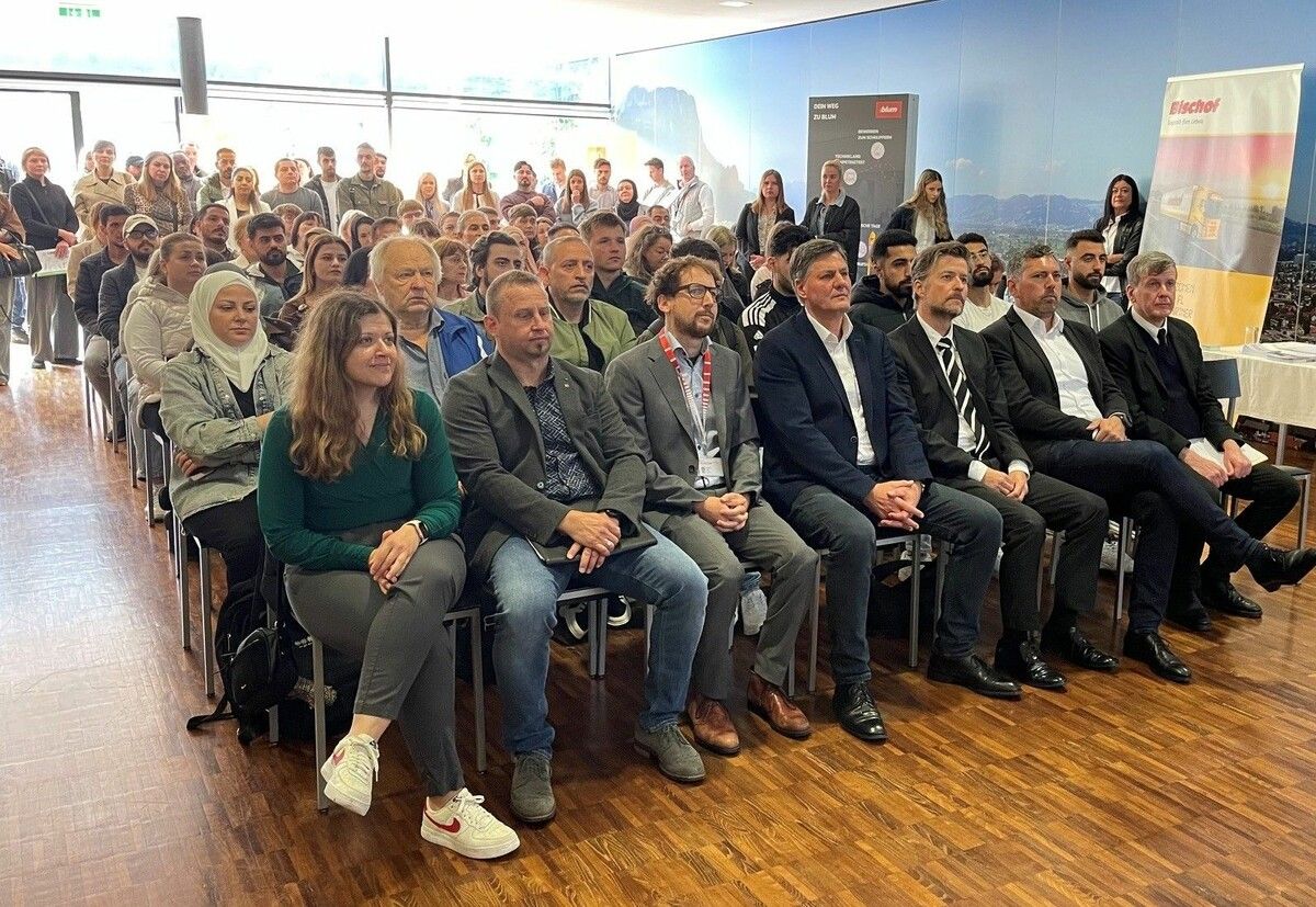 Arbeitssuchende Teilnehmende aus Deutschkursen für Flüchtlinge informierten sich über Ausbildungsmöglichkeiten und mögliche Arbeitsplätze. ⇒VN/sca