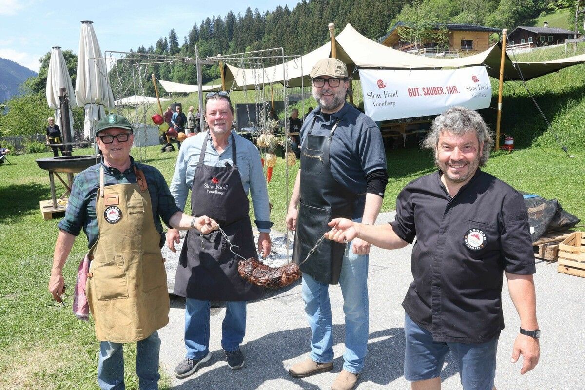 „Asadero“ Matthias Ammann, Slow Food-Präsident Wolfgang Ponier, „Asaderos“ Bernd Simons und Harald Bitschnau mit Rücken vom Höchster Wasserbüffel vor dem „Asado-Dom“.