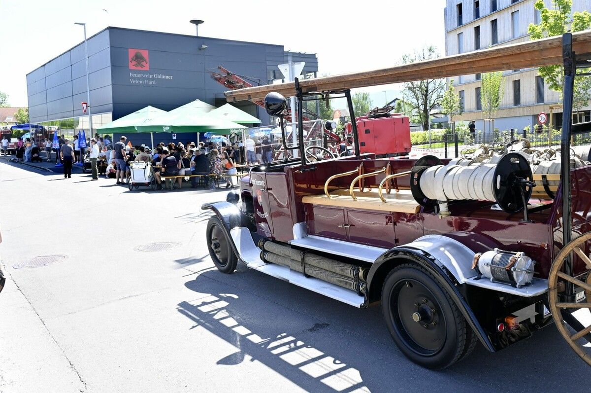 Auch das inzwischen 100 Jahre alte Feuerwehrauto „Figo“ aus Lustenau fuhr in Hard auf. ⇒ajk
