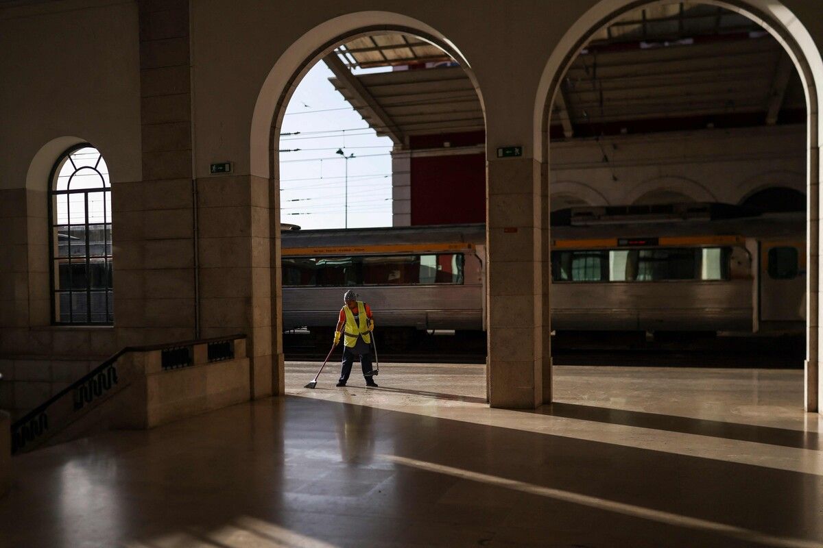 Auch der Fern- und Regionalverkehr der Bahnen wurde eingestellt.⇒AFP