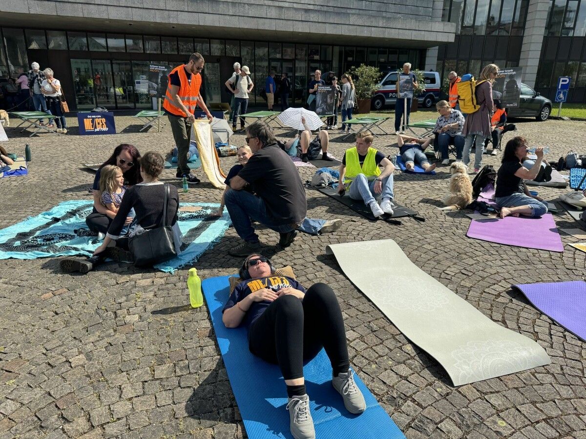 Auch vor dem Landhaus demonstrierten ME/CFS-Betroffene für ihre Rechte. ⇒Vol/waanders