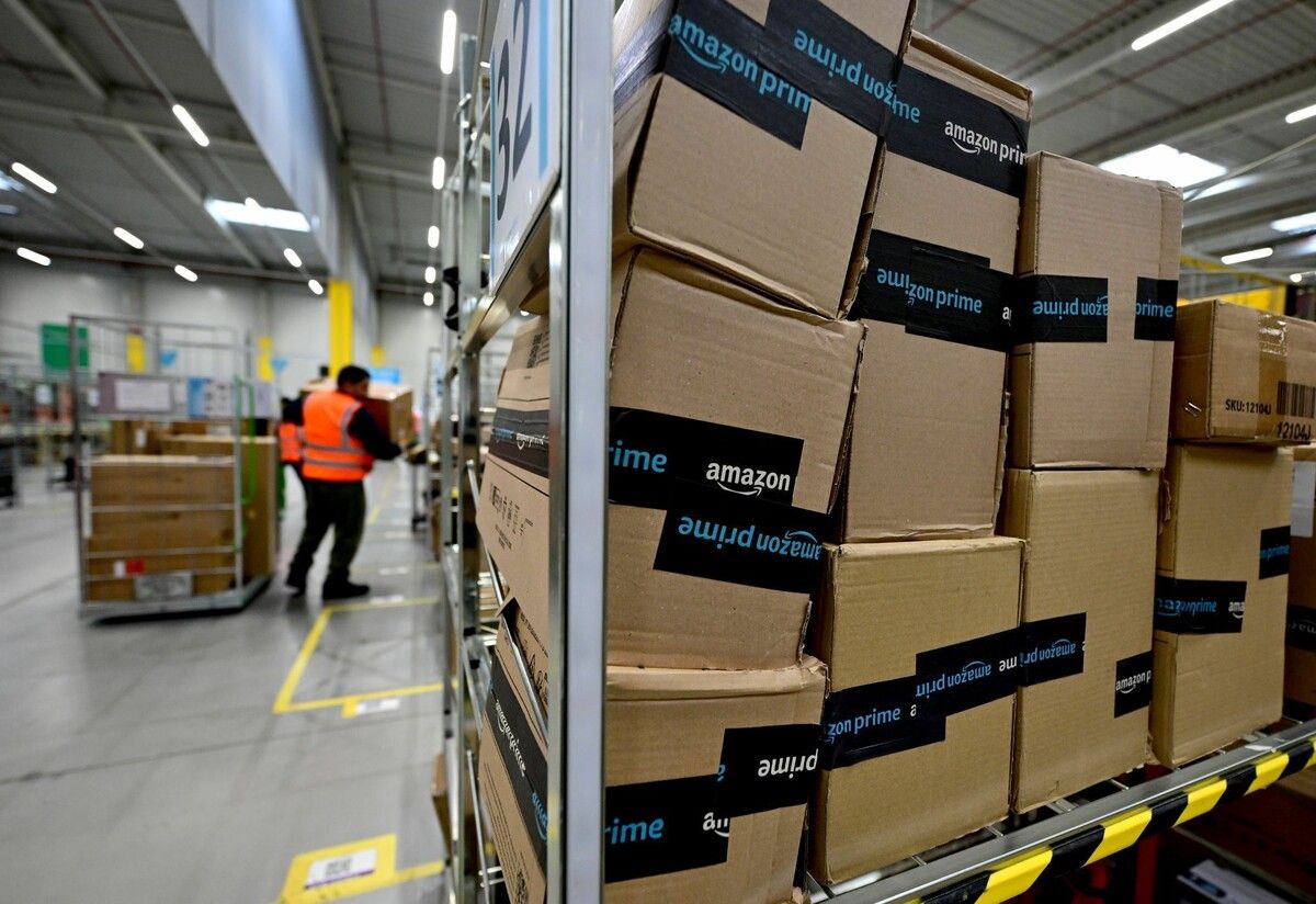 Auf Pakete, die über Handelsriesen wie etwa Amazon bestellt werden, soll ab Oktober eine Paketabgabe fällig werden. ⇒APA