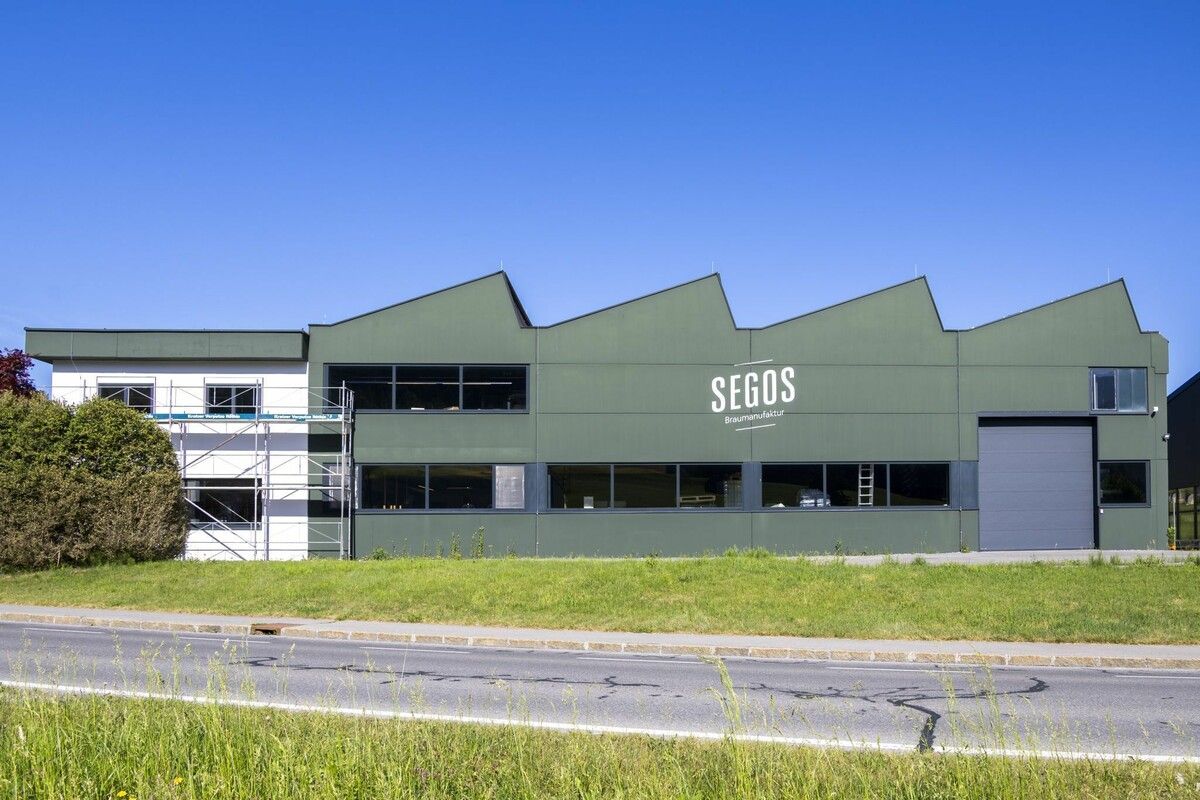 Aus der ehemaligen Näherei des Großvaters wurde Schritt für Schritt eine Brauerei: Heute entstehen im Gebäude in Göfis die Biere von Segos.