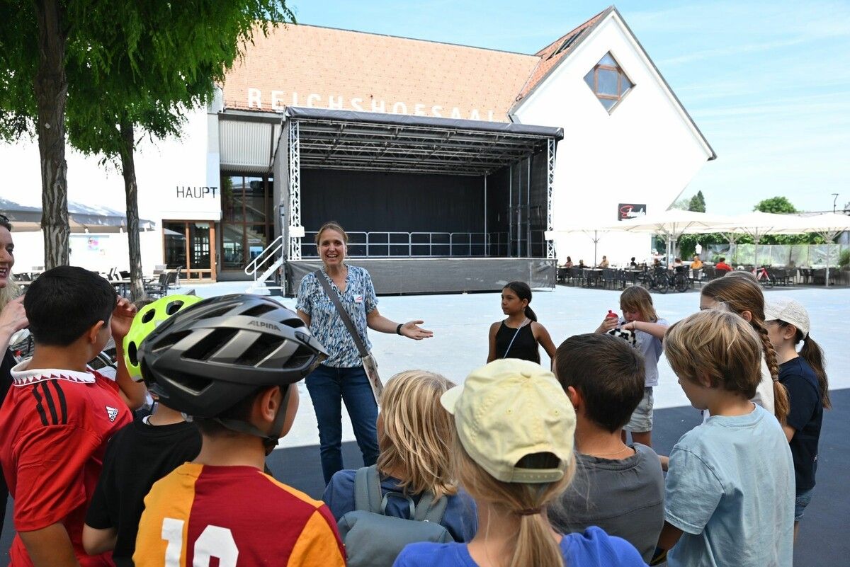 Austria Guide Vreni König führte eine Schulklasse durch Lustenau und lud zum Entdecken der Geschichte ein. ⇒BVS (4)
