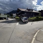 Pkw erfasst Wartende an Bushaltestelle