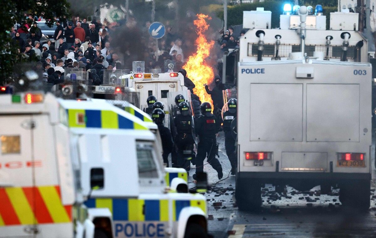 Bei den tagelangen fremdenfeindlichen Ausschreitungen im Raum Belfast wurden mehrere Polizisten verletzt. ⇒afp