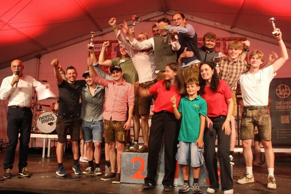Bei der Siegerehrung für die Mannschaften wurde es auf dem Podest richtig eng. Der Bühel-Sprint war allemal eine gute Idee, das Musikfest mit einem lustigen sportlichen Event zu starten.⇒stp (4)