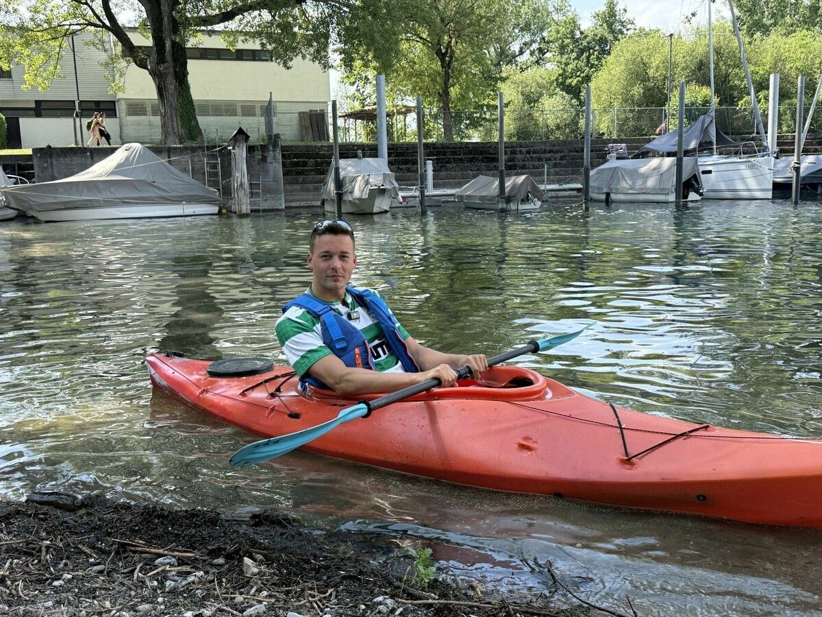 Benedikt Baur (29) fährt mit dem Kajak zur Arbeit.⇒SKÖ